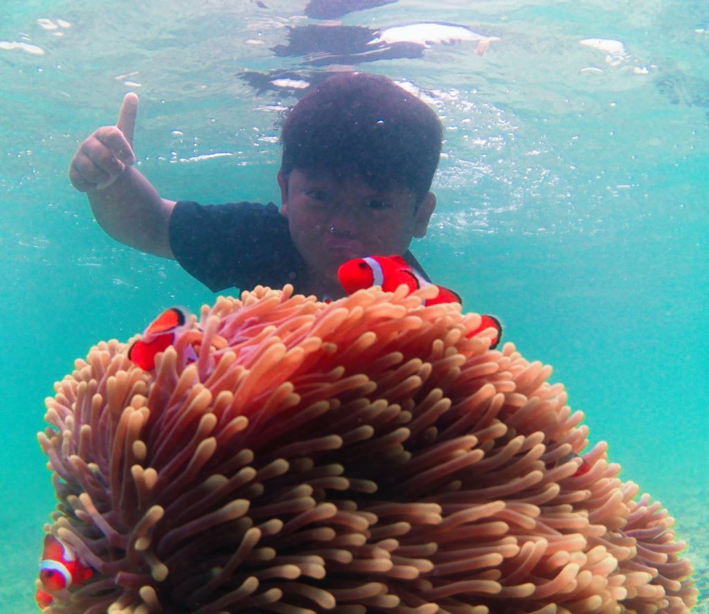 ANAK SNORKELING SELFIE NEMO PULAU TIDUNG